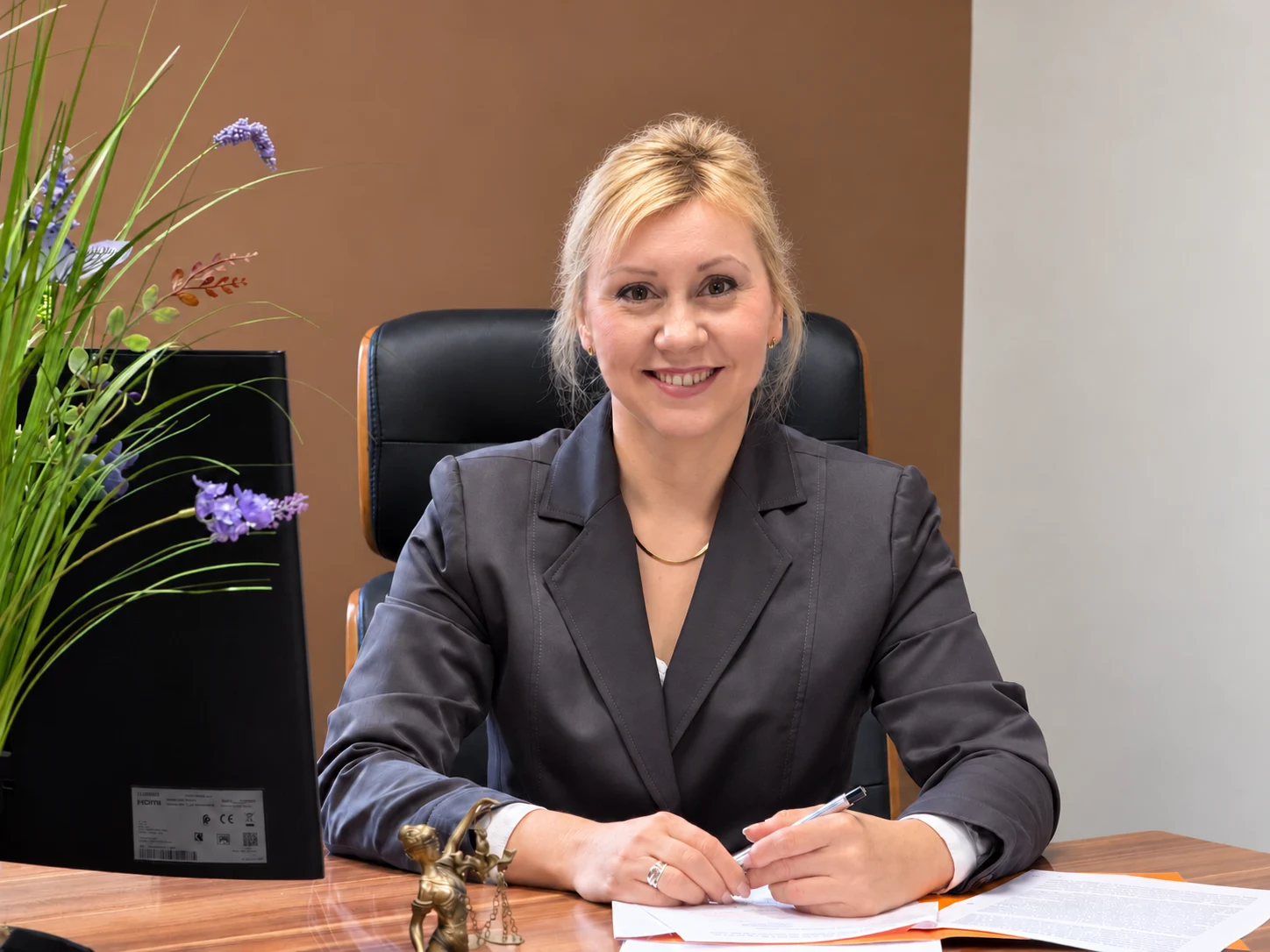 Radca prawny Katarzyna Horba przy biurku w KAIUS